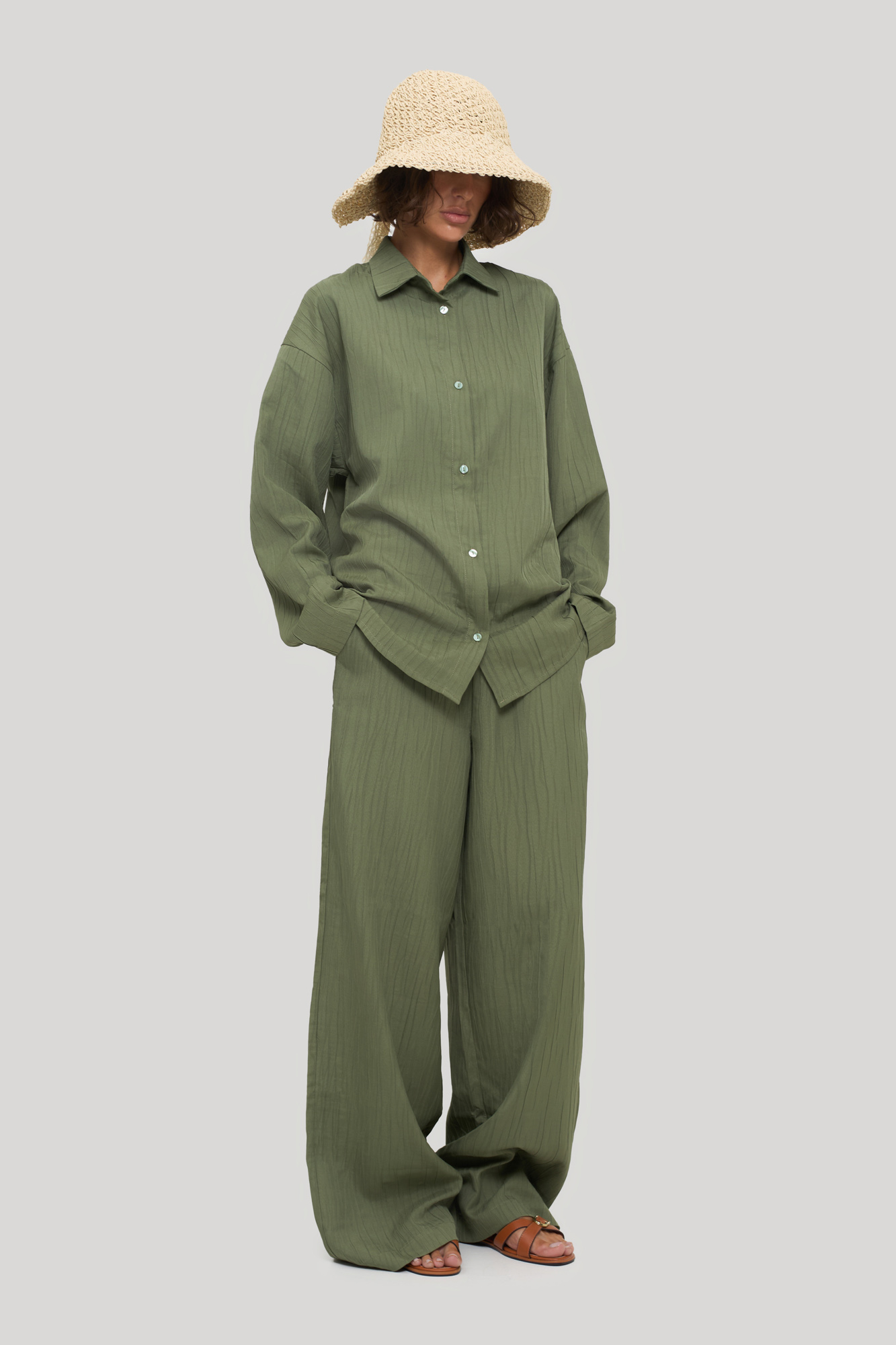 Костюм из фактурной ткани (42 хаки)